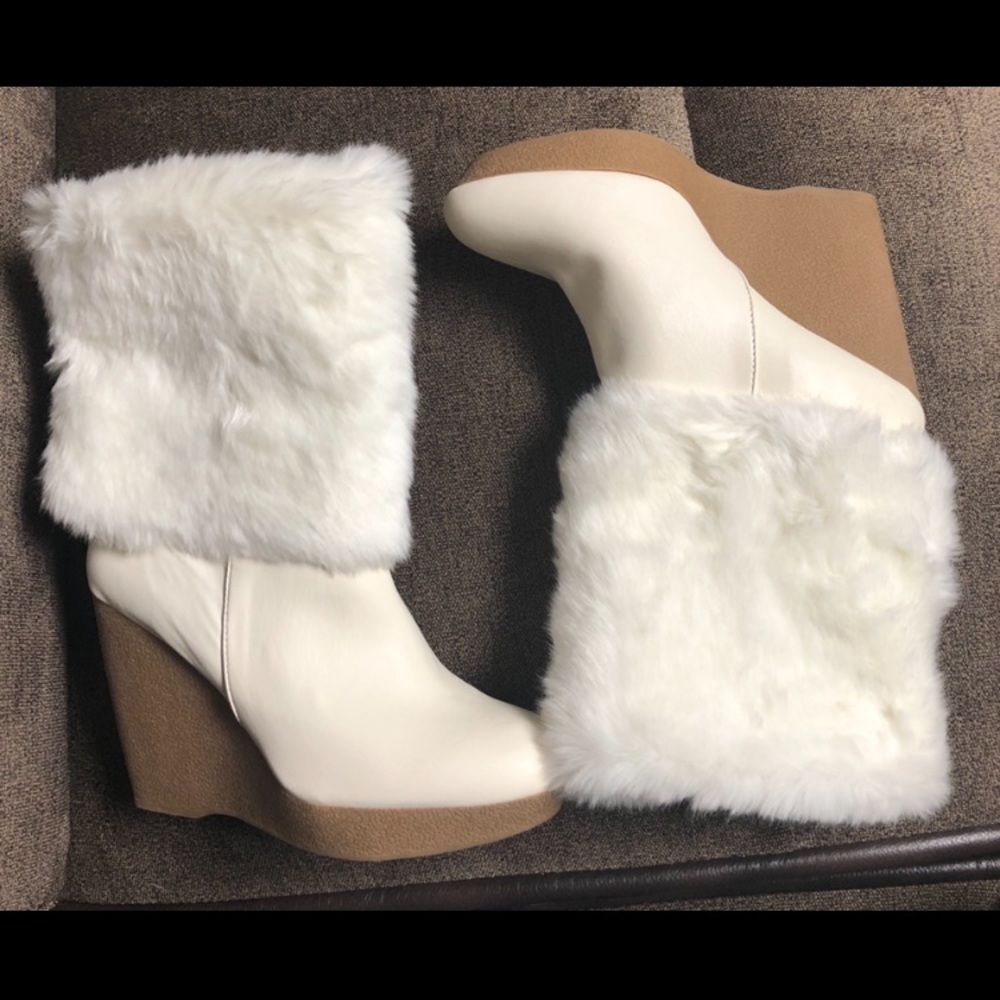 Size 9 Jennifer Lopez cream boots, NEVER WORN